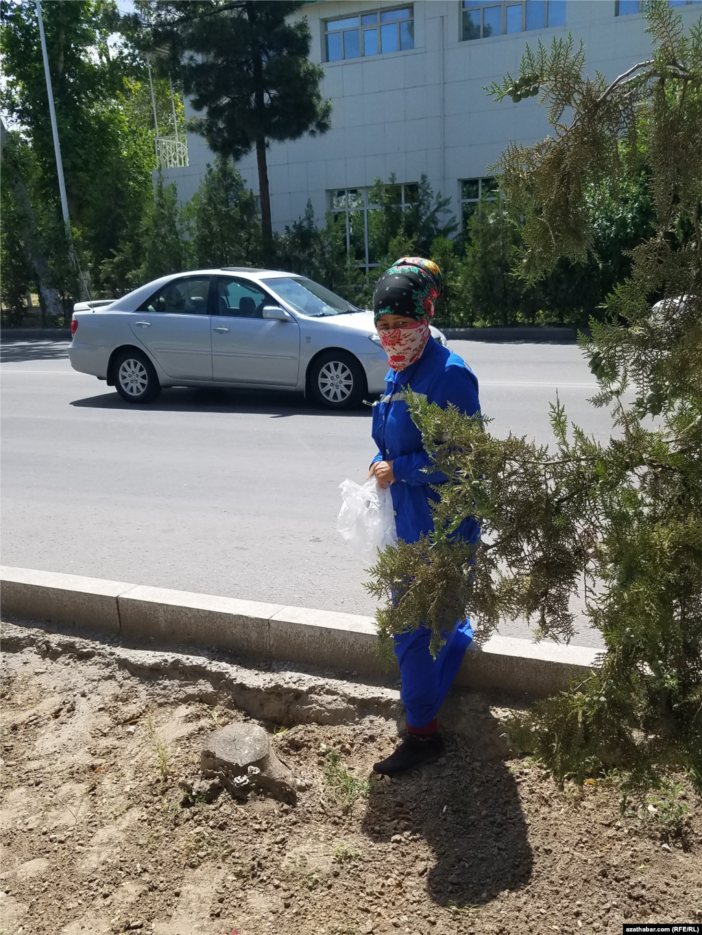 Женщина убирает улицу. Ашхабад.