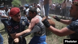 Armenia - Police arrest an opposition supporter during a protest outside a government building in Yerevan, May 30, 2022