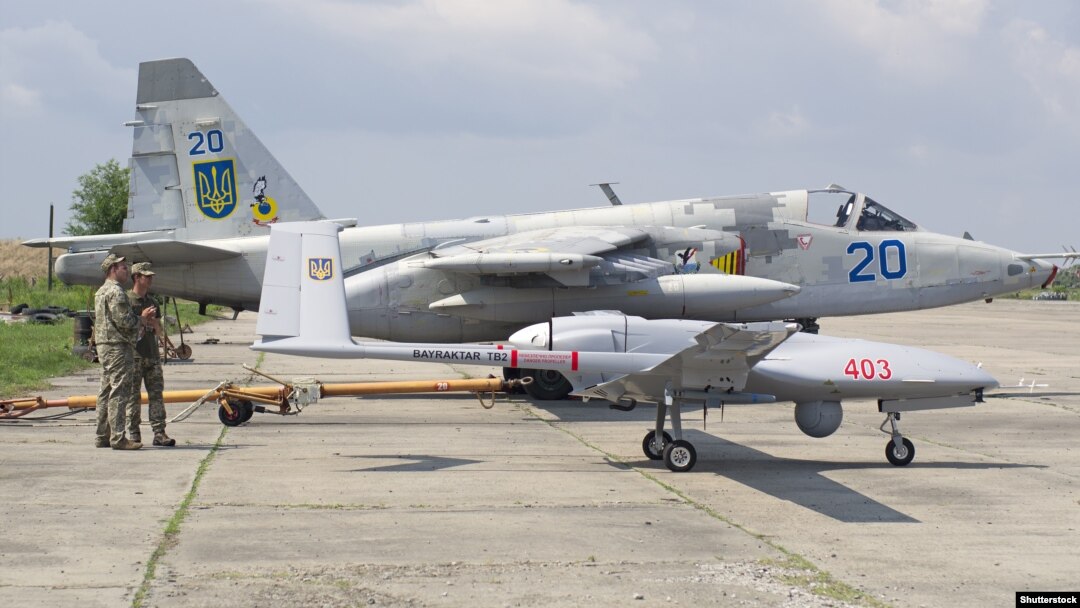 O dronă turcească Bayraktar TB-2, alături de o aeronavă de luptă Sukhoi-25 ce aparține forțelor aeriene ucrainene.