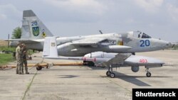 O dronă turcească Bayraktar TB-2, alături de o aeronavă de luptă Sukhoi-25 ce aparține forțelor aeriene ucrainene.