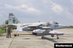 O dronă Bayraktar a forțelor armate ucrainene, fotografiată alături de un avion de luptă Su-25 în iunie 2021.