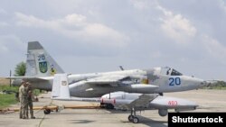 Беспилотный летательный аппарат Bayraktar TB-2 и штурмовик Су-25 на одном из военных аэродромов в Николаевской области. Иллюстрационное фото