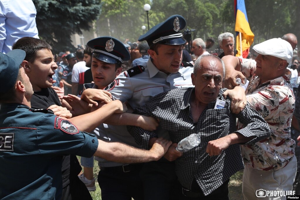 Demonstruesit armenë dhe policia duke u përleshur gjatë një proteste kundër qeverisë në Jerevan, më 30 maj.