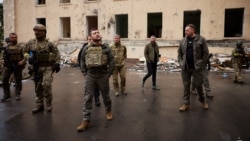 Președintele Ucrainei, Volodimir Zelenski, vizitează o zonă afectată de loviturile militare rusești în Harkov, Ucraina, 29 mai 2022. 