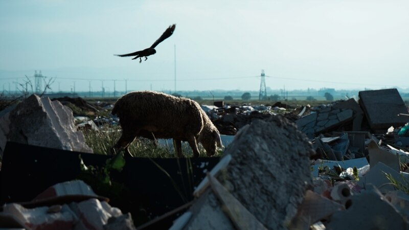 Fshati Lebanë ngufatet nga mbeturinat 