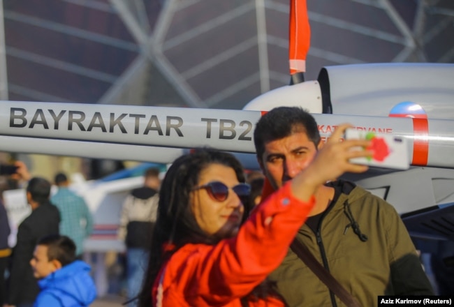 Vizitorët në Festivalin e Hapësirës Ajrore dhe të Teknologjisë bëjnë fotografi me një dron Bayraktar më 28 maj.