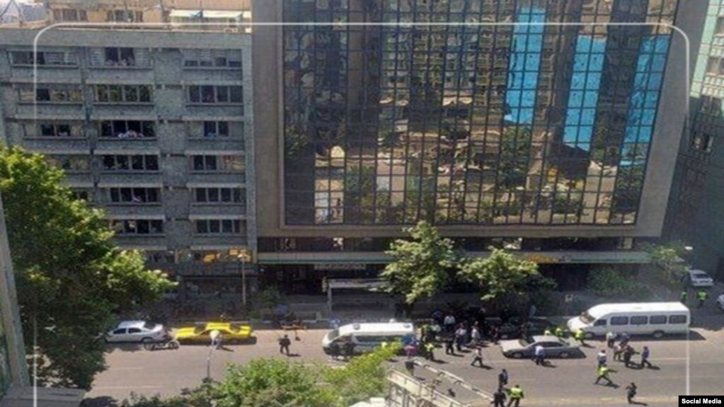 عکسی که از حمله مسلحانه به پلیس در خیابان طالقانی تهران در رسانه‌های ایران منتشر شده است
