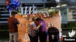 Odavanje počasti žrtvama napada na osnovnu školu 24. maja 