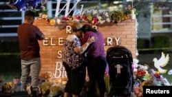 Odavanje počasti žrtvama napada na osnovnu školu u Teksasu 24. maja 2022.
