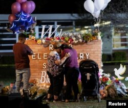 Memorijal postavljen za žrtve masovne pucnjave u osnovnoj školi Robb u Uvaledu, Texas, 25. maj 2022.