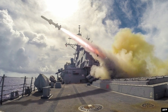 Пуск ракеты «Гарпун» с эсминца типа «Арли Берк» ВМС США в водах недалеко от Гуама, 12 августа 2015 года. Иллюстрационное фото