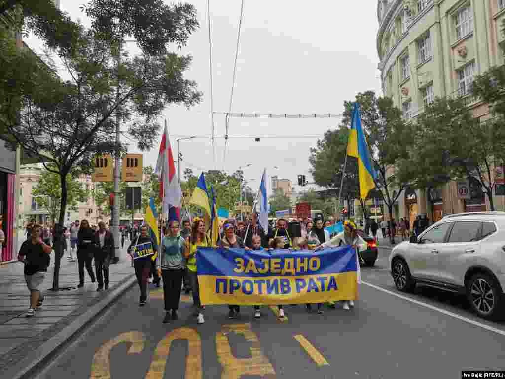 Një grup qytetarësh duke protestuar kundër luftës në Ukrainë, Beograd, më 28 maj.