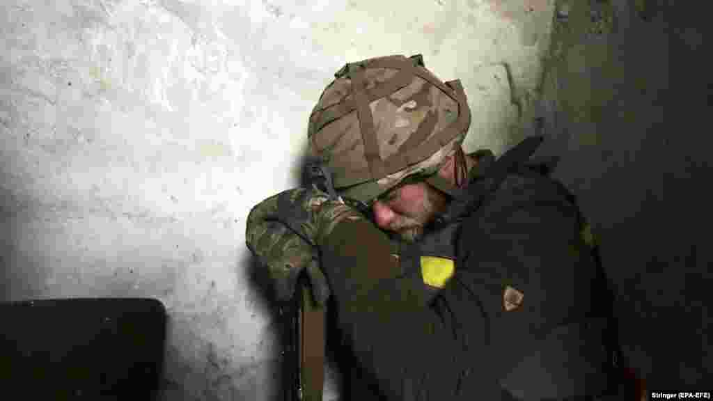 Український воїн відпочиває в укритті після бою під Бахмутом. Донбас. Україна. 28 травня 2022 року &nbsp;