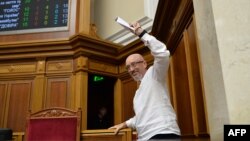 Ministrul ucrainean al Apărării, Alexei Reznikov, face semn cu mâna în timpul votului dat de parlamentul ucrainean demisiei sale, Kiev, 5 septembrie 2023 Ucrainei.