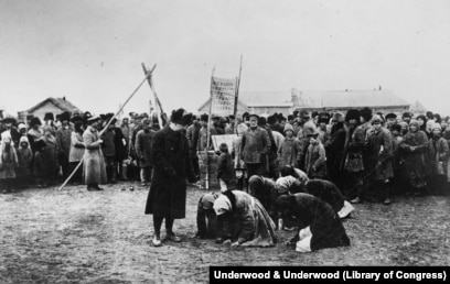 Үлкен бөкселері бар BBW порно Құрбым екеуміз кезек-кезек әйелімді сипаймыз.