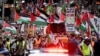 Demonstruesit në një tubim propalestinez kundër veprimeve të Izraelit dhe mungesës së vazhdueshme të ushqimit në Rripin e Gazës – që Organizata e Kombeve të Bashkuara e ka shpallur zyrtarisht si uri – gjatë protestës në Melburn, Australi, më 24 gusht 2025.<br><br>Në pankarta shkruhej: “Uria e foshnjave është krim lufte”.<br>