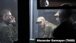 Сдавшиеся в плен военнослужащие украинской армии с территории завода "Азовсталь