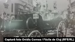 Regele Carol al II-lea și principele Nicolae, în marșul de intrare în oraș, pe artera centrală care poartă astăzi numele tatălui lor, Regele Ferdinand.