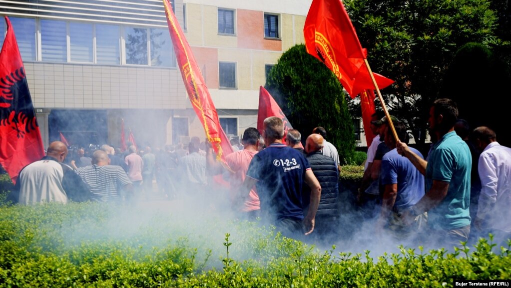 Veteranët e Ushtrisë Çlirimtare të Kosovës kanë hyrë të hënën në oborrin e Kuvendit të Kosovës teksa kanë qenë duke protestuar në Prishtinë.