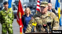 General Mark Mili se obraća na konferenciji za novinare na američkom amfibijskom bojnom brodu "USS Kearsarge", Stokholm, Švedska, 4. juni 2022.