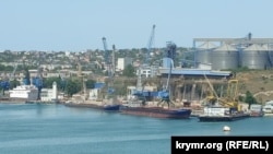 Два балкери при навантаженні біля зернового терміналу в Севастопольській бухті, 3 червня 2022 року