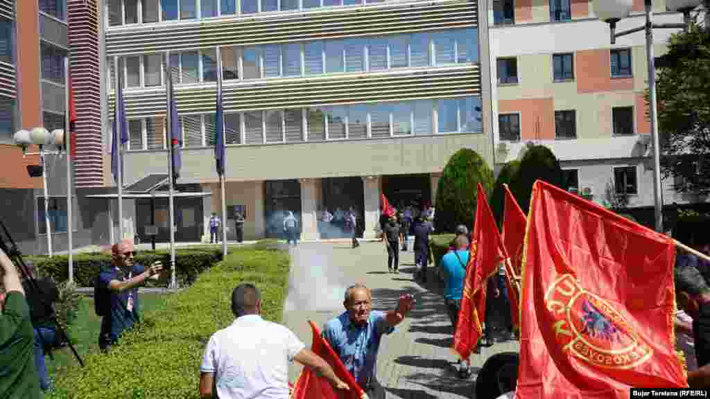 Momente tensionesh gjatë protestës së veteranëve.