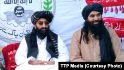 Tehrik-e Taliban Pakistan (TTP) chief Noor Wali Mehsud (left) with another movement leader in an undisclosed location. (file photo)