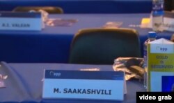 31 მაისს როტერდამში, „ევროპის სახალხო პარტიის" (EPP) ყრილობაზე სიმბოლურად იყო გამოყოფილი ადგილი მიხეილ სააკაშვილისთვის.