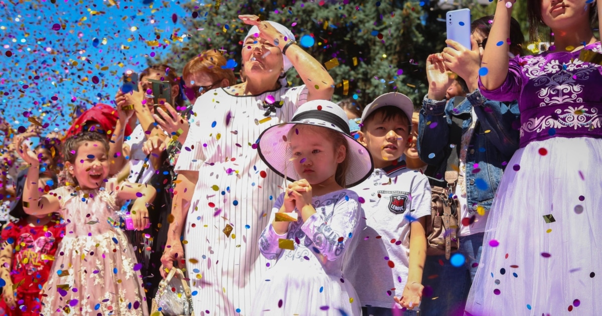 Секс қызы ұйықтап жатқан әке