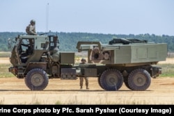 Морские пехотинцы США с высокомобильной артиллерийской ракетной системой в Северной Каролине в апреле 2021 года
