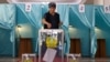 Glasanje na referendumu na biračkom mestu u Almatiju 5. juna 2022.