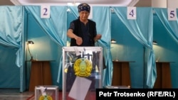 A voter weighs in on a nationwide referendum held in Kazakhstan in 2022.