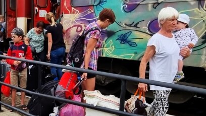 Преместването на украинските бежанци от частни хотели в държавни почивни