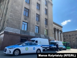 Полицейские автомобили возле старой площади в Алматы. 5 июня 2022 года