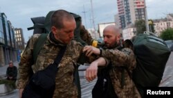 Unikornisszimbólummal a vállukon harcolnak az ukrán LMBTQ-katonák