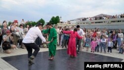 Кабан күле буенда "Ярмәк вагы" биюен өйрәнәләр. 2022 ел.