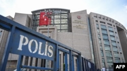 Gjykata e Stambollit e rrethuar me gardhe policie gjatë gjyqit të Erol Onderoglu, përfaqësuesit të Reporterëve pa Kufij, më 17 korrik 2019.
