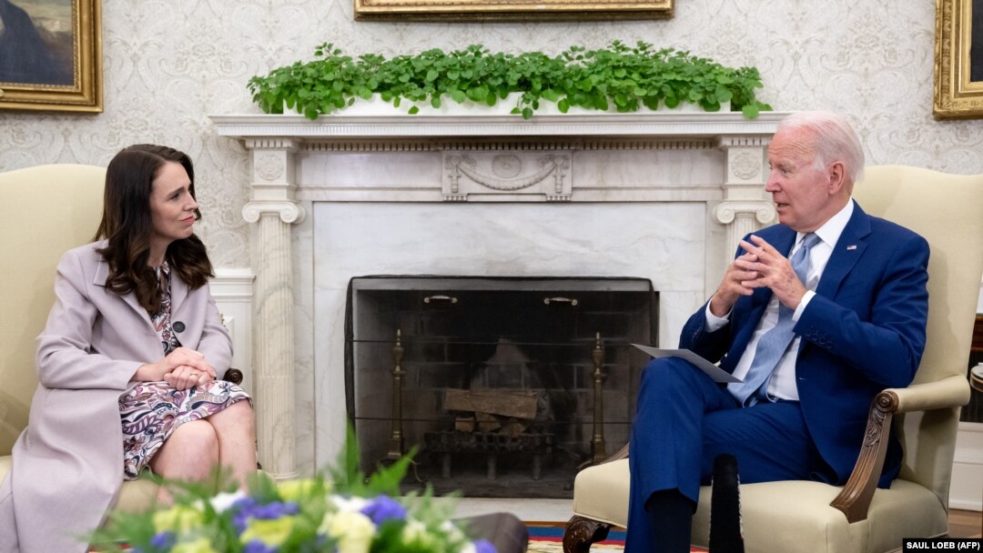 Kryeministrja e Zelandës së Re, Jacinda Ardern, dhe presidenti i SHBA-së, Joe Biden, gjatë takimit në Zyrën Ovale. Uashington, 31 maj 2022.
