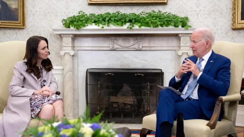 Biden dhe Ardern bisedojnë për kontrollin e armëve dhe ekstremizmin