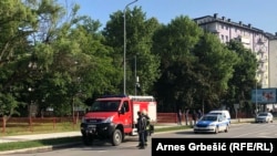 Policija i vatrogasci ispred srednješkolskog centra u Doboju, nakon dojave o bombi, 1. jun 2022.