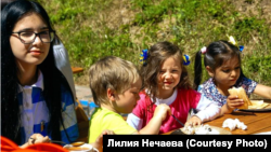 Украинадан килгән балалар качаклар лагерында. Уңнан икенче - Әнисә Нечаева