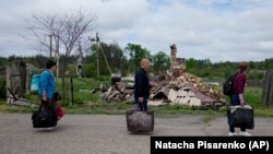 Повернутися і знайти свій дім у руїнах: фотоісторія трагічного моменту в житті однієї родини з Київщини