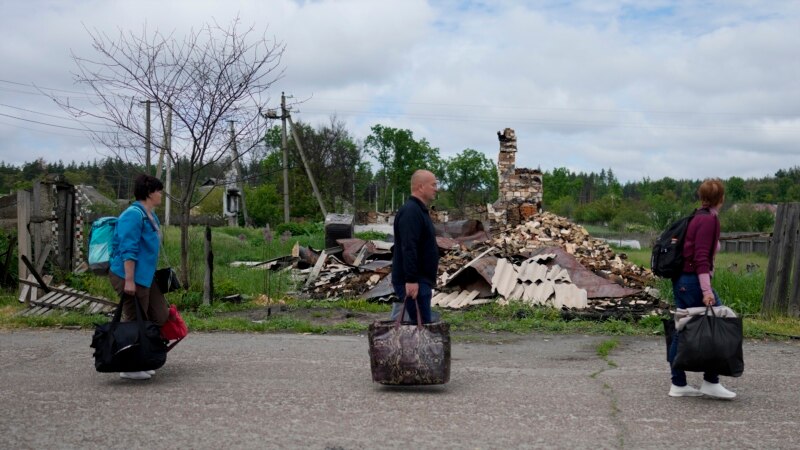 Povratak ukrajinskih porodica u razrušene domove
