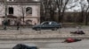 Целы забітых на вуліцы. Марыюпаль, Данецкая вобласьць. Украіна, 16 красавіка 2022