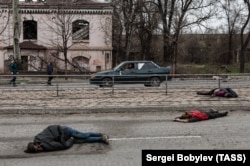 Тіла цивільних людей, загиблих під час масштабного вторгнення Росії до України. Маріуполь, 15 квітня 2022 року
