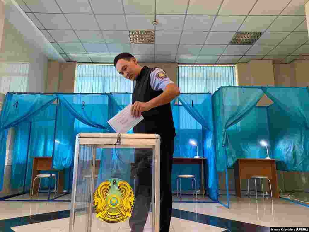 Алматыдағы N529 референдум учаскесінде дауыс беріп жатқан полиция қызметкері. 5 маусым 2022 жыл.