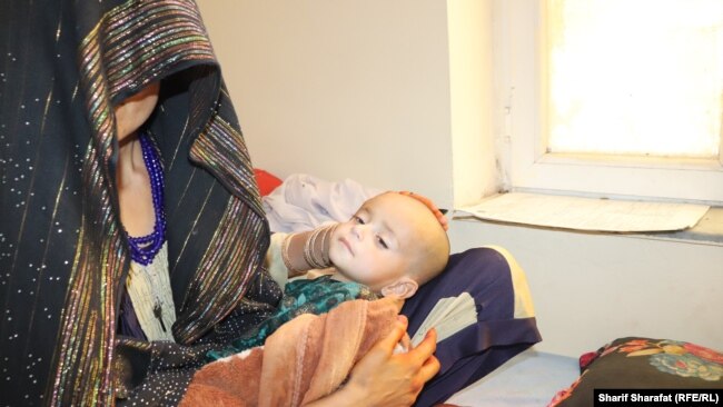 ارشیف: په ارزګان کې په خوارځواکۍ اخته ماشوم تر درملنې لاندې دی.