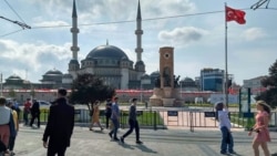 Diňle: Türkmenistanly migrantlar üçin ABŞ-da 'aladalaryň dörän' we Türkiýede 'özgerişlikleriň bolan' ýyly
