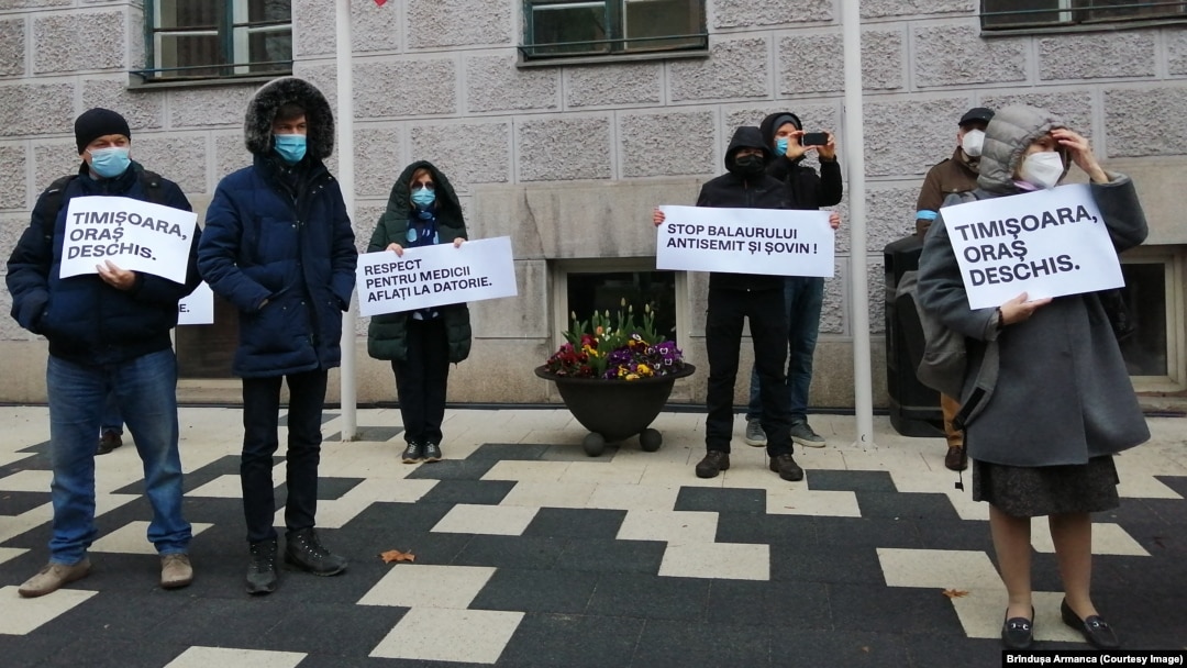 Timișorenii consideră că xenofobia este o problemă atât de importantă în orașul lor încât, acum câteva luni, au ieșit în stradă și au manifestat împotriva șovinismului, antisemitismului, xenofobiei și au invocat „spiritul Timișoarei”.