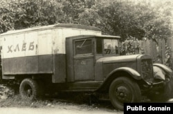 Передвижные газовые камеры были созданы на базе распространенного тогда грузовика ГАЗ-АА, вариация которого (с закрытым кузовом) использовалась для транспортировки хлебобулочных изделий